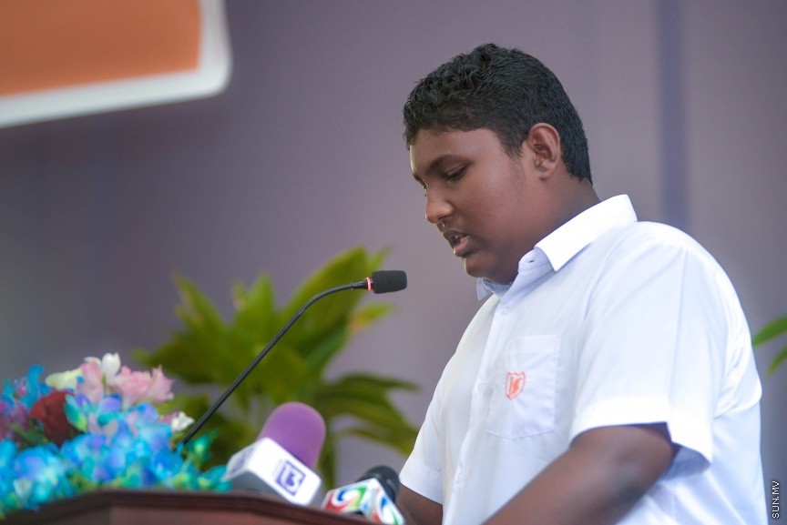  09 މާޗް 2017: ހަ އަހަރުން ފެށިގެން އިމާދުއްދީންގެ ހާއްސަ އެހީއަށް ބޭނުންވާ ކުދިންގެ ކުލާހުގައި ކިޔަވަމުންދާ ނަބީހުގެ ކާމިޔާބީ ފާހަގަކުރުމަށްް މިއަދު އިމާދުއްދީން ސުކޫލުގައި ބޭއްވި ރަސްމިއްޔާތުގެ ތެރެއިން: އަހުމަދު ނަބީހު  ވަނީ ތިން މަސް ތެރޭގައި ކީރިތި ގުރުއާން ހިތުދަސް ކޮށްފަ----ސަން ފޮޓޯ/ މުހައްމަދު އަފްރާހް