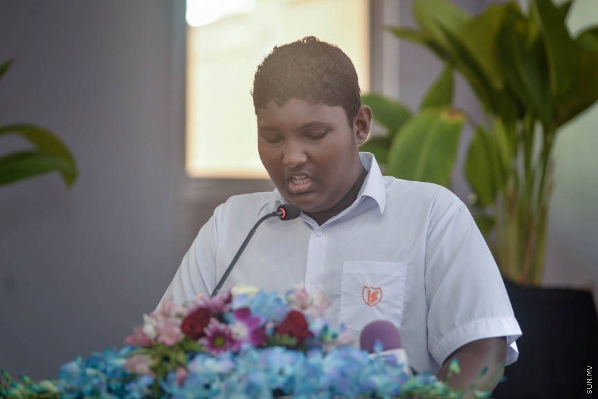  09 މާޗް 2017: ހަ އަހަރުން ފެށިގެން އިމާދުއްދީންގެ ހާއްސަ އެހީއަށް ބޭނުންވާ ކުދިންގެ ކުލާހުގައި ކިޔަވަމުންދާ ނަބީހުގެ ކާމިޔާބީ ފާހަގަކުރުމަށްް މިއަދު އިމާދުއްދީން ސުކޫލުގައި ބޭއްވި ރަސްމިއްޔާތުގެ ތެރެއިން: އަހުމަދު ނަބީހު  ވަނީ ތިން މަސް ތެރޭގައި ކީރިތި ގުރުއާން ހިތުދަސް ކޮށްފަ----ސަން ފޮޓޯ/ މުހައްމަދު އަފްރާހް