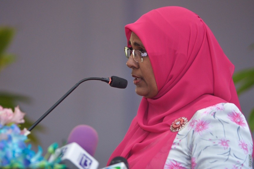  09 މާޗް 2017: ހަ އަހަރުން ފެށިގެން އިމާދުއްދީންގެ ހާއްސަ އެހީއަށް ބޭނުންވާ ކުދިންގެ ކުލާހުގައި ކިޔަވަމުންދާ ނަބީހުގެ ކާމިޔާބީ ފާހަގަކުރުމަށްް މިއަދު އިމާދުއްދީން ސުކޫލުގައި ބޭއްވި ރަސްމިއްޔާތުގެ ތެރެއިން: އަހުމަދު ނަބީހު  ވަނީ ތިން މަސް ތެރޭގައި ކީރިތި ގުރުއާން ހިތުދަސް ކޮށްފަ----ސަން ފޮޓޯ/ މުހައްމަދު އަފްރާހް