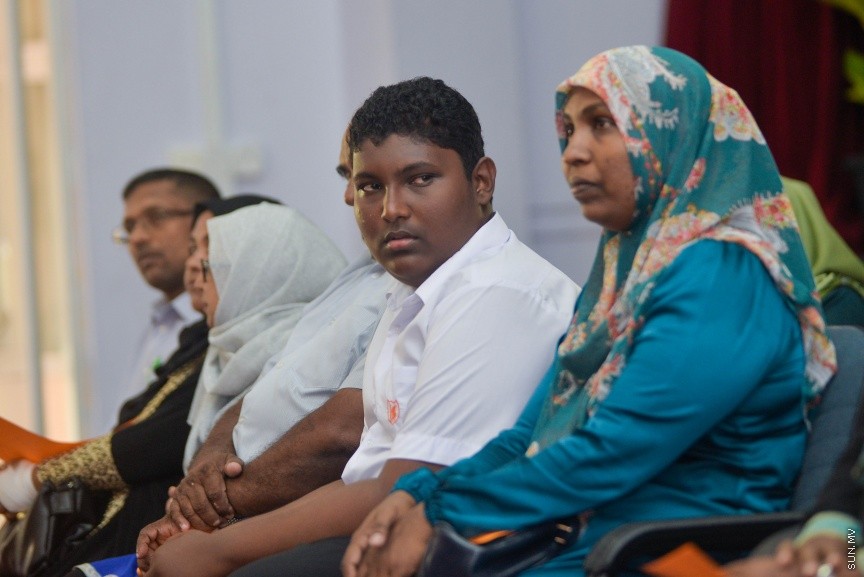  09 މާޗް 2017: ހަ އަހަރުން ފެށިގެން އިމާދުއްދީންގެ ހާއްސަ އެހީއަށް ބޭނުންވާ ކުދިންގެ ކުލާހުގައި ކިޔަވަމުންދާ ނަބީހުގެ ކާމިޔާބީ ފާހަގަކުރުމަށްް މިއަދު އިމާދުއްދީން ސުކޫލުގައި ބޭއްވި ރަސްމިއްޔާތުގެ ތެރެއިން: އަހުމަދު ނަބީހު  ވަނީ ތިން މަސް ތެރޭގައި ކީރިތި ގުރުއާން ހިތުދަސް ކޮށްފަ----ސަން ފޮޓޯ/ މުހައްމަދު އަފްރާހް
