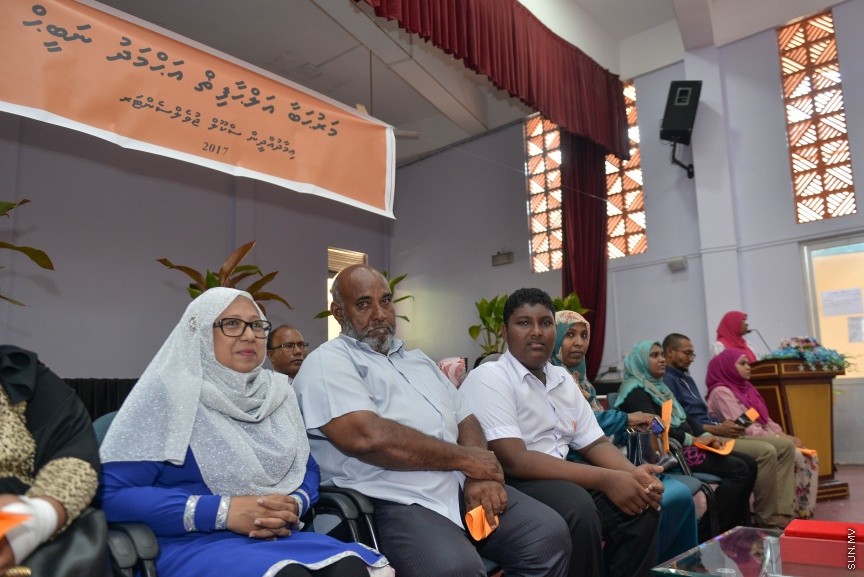  09 މާޗް 2017: ހަ އަހަރުން ފެށިގެން އިމާދުއްދީންގެ ހާއްސަ އެހީއަށް ބޭނުންވާ ކުދިންގެ ކުލާހުގައި ކިޔަވަމުންދާ ނަބީހުގެ ކާމިޔާބީ ފާހަގަކުރުމަށްް މިއަދު އިމާދުއްދީން ސުކޫލުގައި ބޭއްވި ރަސްމިއްޔާތުގެ ތެރެއިން: އަހުމަދު ނަބީހު  ވަނީ ތިން މަސް ތެރޭގައި ކީރިތި ގުރުއާން ހިތުދަސް ކޮށްފަ----ސަން ފޮޓޯ/ މުހައްމަދު އަފްރާހް