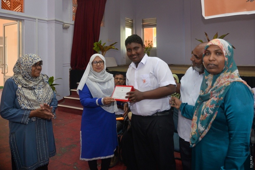  09 މާޗް 2017: ހަ އަހަރުން ފެށިގެން އިމާދުއްދީންގެ ހާއްސަ އެހީއަށް ބޭނުންވާ ކުދިންގެ ކުލާހުގައި ކިޔަވަމުންދާ ނަބީހުގެ ކާމިޔާބީ ފާހަގަކުރުމަށްް މިއަދު އިމާދުއްދީން ސުކޫލުގައި ބޭއްވި ރަސްމިއްޔާތުގެ ތެރެއިން: އަހުމަދު ނަބީހު  ވަނީ ތިން މަސް ތެރޭގައި ކީރިތި ގުރުއާން ހިތުދަސް ކޮށްފަ----ސަން ފޮޓޯ/ މުހައްމަދު އަފްރާހް