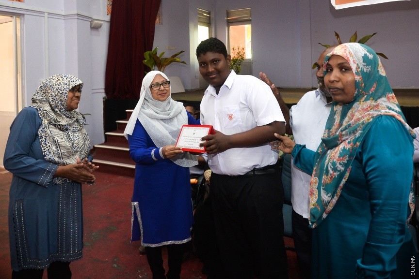  09 މާޗް 2017: ހަ އަހަރުން ފެށިގެން އިމާދުއްދީންގެ ހާއްސަ އެހީއަށް ބޭނުންވާ ކުދިންގެ ކުލާހުގައި ކިޔަވަމުންދާ ނަބީހުގެ ކާމިޔާބީ ފާހަގަކުރުމަށްް މިއަދު އިމާދުއްދީން ސުކޫލުގައި ބޭއްވި ރަސްމިއްޔާތުގެ ތެރެއިން: އަހުމަދު ނަބީހު  ވަނީ ތިން މަސް ތެރޭގައި ކީރިތި ގުރުއާން ހިތުދަސް ކޮށްފަ----ސަން ފޮޓޯ/ މުހައްމަދު އަފްރާހް