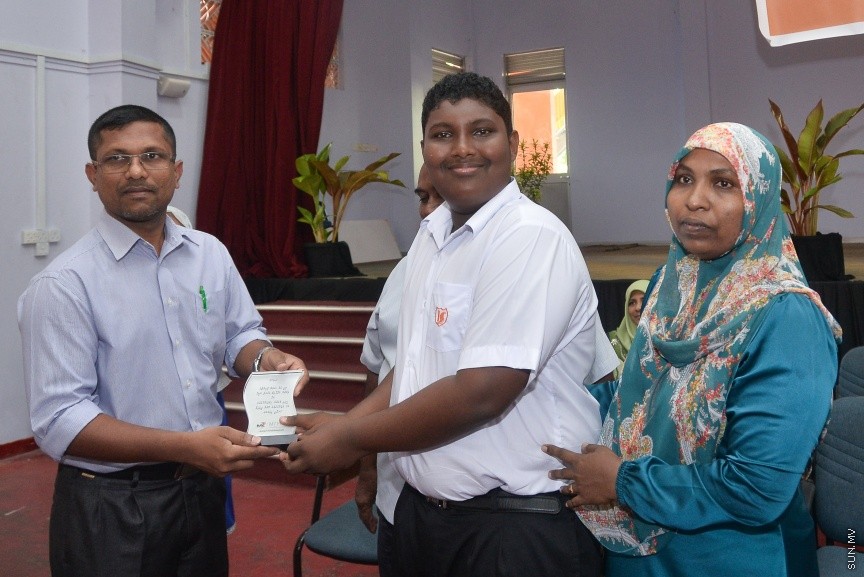  09 މާޗް 2017: ހަ އަހަރުން ފެށިގެން އިމާދުއްދީންގެ ހާއްސަ އެހީއަށް ބޭނުންވާ ކުދިންގެ ކުލާހުގައި ކިޔަވަމުންދާ ނަބީހުގެ ކާމިޔާބީ ފާހަގަކުރުމަށްް މިއަދު އިމާދުއްދީން ސުކޫލުގައި ބޭއްވި ރަސްމިއްޔާތުގެ ތެރެއިން: އަހުމަދު ނަބީހު  ވަނީ ތިން މަސް ތެރޭގައި ކީރިތި ގުރުއާން ހިތުދަސް ކޮށްފަ----ސަން ފޮޓޯ/ މުހައްމަދު އަފްރާހް