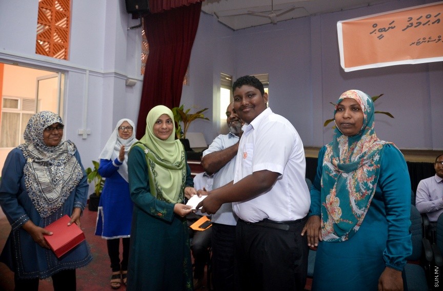  09 މާޗް 2017: ހަ އަހަރުން ފެށިގެން އިމާދުއްދީންގެ ހާއްސަ އެހީއަށް ބޭނުންވާ ކުދިންގެ ކުލާހުގައި ކިޔަވަމުންދާ ނަބީހުގެ ކާމިޔާބީ ފާހަގަކުރުމަށްް މިއަދު އިމާދުއްދީން ސުކޫލުގައި ބޭއްވި ރަސްމިއްޔާތުގެ ތެރެއިން: އަހުމަދު ނަބީހު  ވަނީ ތިން މަސް ތެރޭގައި ކީރިތި ގުރުއާން ހިތުދަސް ކޮށްފަ----ސަން ފޮޓޯ/ މުހައްމަދު އަފްރާހް