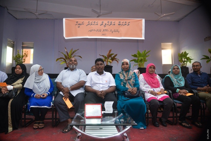 09 މާޗް 2017: ހަ އަހަރުން ފެށިގެން އިމާދުއްދީންގެ ހާއްސަ އެހީއަށް ބޭނުންވާ ކުދިންގެ ކުލާހުގައި ކިޔަވަމުންދާ ނަބީހުގެ ކާމިޔާބީ ފާހަގަކުރުމަށްް މިއަދު އިމާދުއްދީން ސުކޫލުގައި ބޭއްވި ރަސްމިއްޔާތުގެ ތެރެއިން: އަހުމަދު ނަބީހު  ވަނީ ތިން މަސް ތެރޭގައި ކީރިތި ގުރުއާން ހިތުދަސް ކޮށްފަ----ސަން ފޮޓޯ/ މުހައްމަދު އަފްރާހް