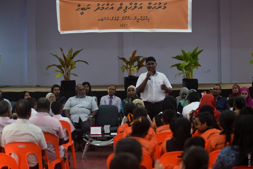  09 މާޗް 2017: ހަ އަހަރުން ފެށިގެން އިމާދުއްދީންގެ ހާއްސަ އެހީއަށް ބޭނުންވާ ކުދިންގެ ކުލާހުގައި ކިޔަވަމުންދާ ނަބީހުގެ ކާމިޔާބީ ފާހަގަކުރުމަށްް މިއަދު އިމާދުއްދީން ސުކޫލުގައި ބޭއްވި ރަސްމިއްޔާތުގެ ތެރެއިން: އަހުމަދު ނަބީހު  ވަނީ ތިން މަސް ތެރޭގައި ކީރިތި ގުރުއާން ހިތުދަސް ކޮށްފަ----ސަން ފޮޓޯ/ މުހައްމަދު އަފްރާހް