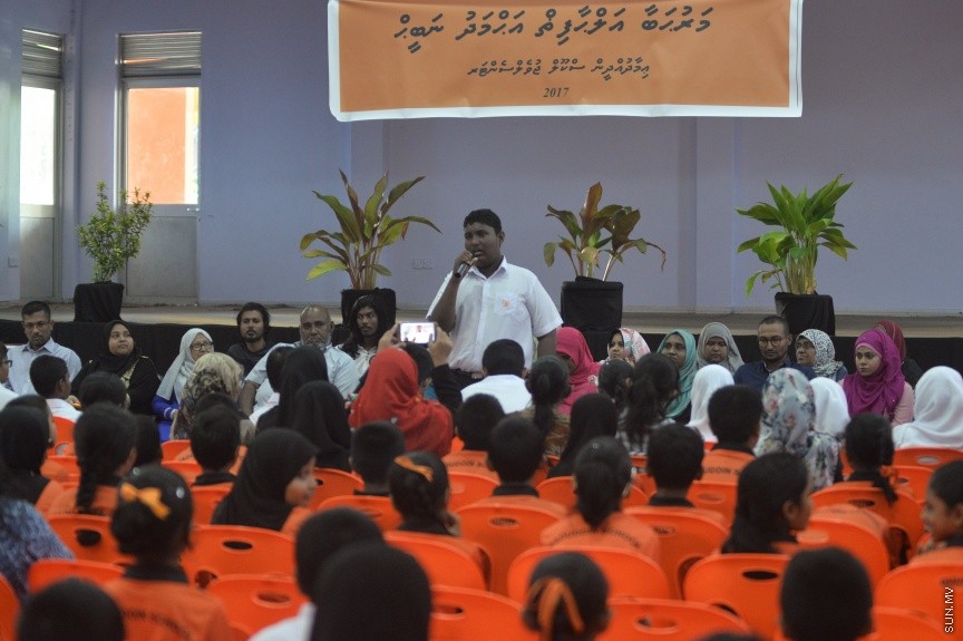 09 މާޗް 2017: ހަ އަހަރުން ފެށިގެން އިމާދުއްދީންގެ ހާއްސަ އެހީއަށް ބޭނުންވާ ކުދިންގެ ކުލާހުގައި ކިޔަވަމުންދާ ނަބީހުގެ ކާމިޔާބީ ފާހަގަކުރުމަށްް މިއަދު އިމާދުއްދީން ސުކޫލުގައި ބޭއްވި ރަސްމިއްޔާތުގެ ތެރެއިން: އަހުމަދު ނަބީހު  ވަނީ ތިން މަސް ތެރޭގައި ކީރިތި ގުރުއާން ހިތުދަސް ކޮށްފަ----ސަން ފޮޓޯ/ މުހައްމަދު އަފްރާހް