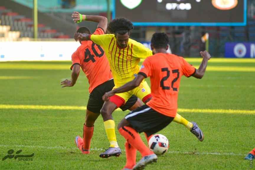  10 މާޗް 2017: މާލޭ ލީގުގައި މިއަދު ވިކްޓަރީ ސުޕޯޓްސްކުލަބް އާއި ކުލަބް އީގަލްސް ބައްދަލުކުރި މެޗުގެތެރެއިން---ސަން ފޮޓޯ/ މުހައްމަދު އަފްރާހް 