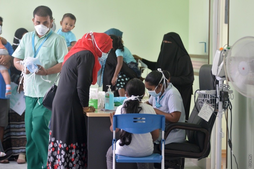 މާޗް 14، 2017: މިދުވަސް ވަރު ރާއްޖޭގައި ފެތުރެމުންދާ އެޗްވަން އެންވަން އިންފުލުއެންޒާ ރޯގާގައި ހުން އައިސް ރޯގައި ޖެހިފައިވާ މީހުންނަށް އައިޖީއެމްއެޗުން ފަރުވާ ދެނީ: ކޮންމެހެން ބޭނުންވެއްޖެ ހާލަތެއްގައި މެނުވީ ހޮސްޕިޓަލަށް ޒިޔާރަތް ނުކުރުމަށް ހޮސްޕިޓަލްތަކުން އިލްތިމާސްކޮށްފައި --- ފޮޓޯ/ ފަޔާޒު މޫސާ