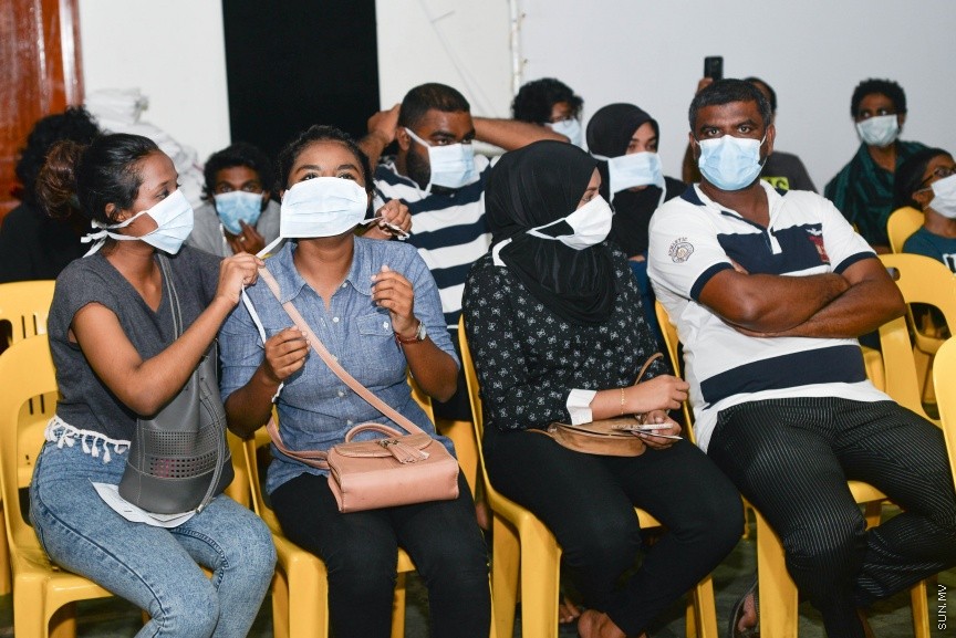 14 މާޗް 2017: ތާޖުއްދީން ސްކޫލުގައި ގާއިމުކޮށްފައިވާ ފްލޫ ކްލިނިކު: އައިޖީ އެމްއެޗްގެ ފުލޫ ކްލިނިކްގައި މީހުން ގިނަވެ ބާރު ބޮޑު ވުމުގެ ސަބަބުން ތާޖުއްދީން ސުކޫލުގައި ބަލިމީހުންނަށް ފަރުވާދެނީ---ސަން ފޮޓޯ/ މުހައްމަދު އަފްރާހް