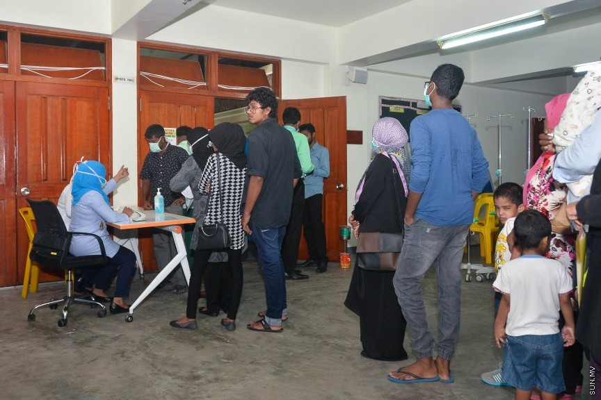 14 މާޗް 2017: ތާޖުއްދީން ސްކޫލުގައި ގާއިމުކޮށްފައިވާ ފްލޫ ކްލިނިކު: އައިޖީ އެމްއެޗްގެ ފުލޫ ކްލިނިކްގައި މީހުން ގިނަވެ ބާރު ބޮޑު ވުމުގެ ސަބަބުން ތާޖުއްދީން ސުކޫލުގައި ބަލިމީހުންނަށް ފަރުވާދެނީ---ސަން ފޮޓޯ/ މުހައްމަދު އަފްރާހް
