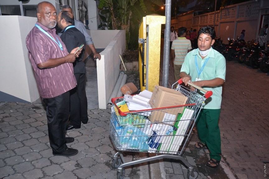 14 މާޗް 2017: ތާޖުއްދީން ސްކޫލުގައި ގާއިމުކޮށްފައިވާ ފްލޫ ކްލިނިކު: އައިޖީ އެމްއެޗްގެ ފުލޫ ކްލިނިކްގައި މީހުން ގިނަވެ ބާރު ބޮޑު ވުމުގެ ސަބަބުން ތާޖުއްދީން ސުކޫލުގައި ބަލިމީހުންނަށް ފަރުވާދެނީ---ސަން ފޮޓޯ/ މުހައްމަދު އަފްރާހް