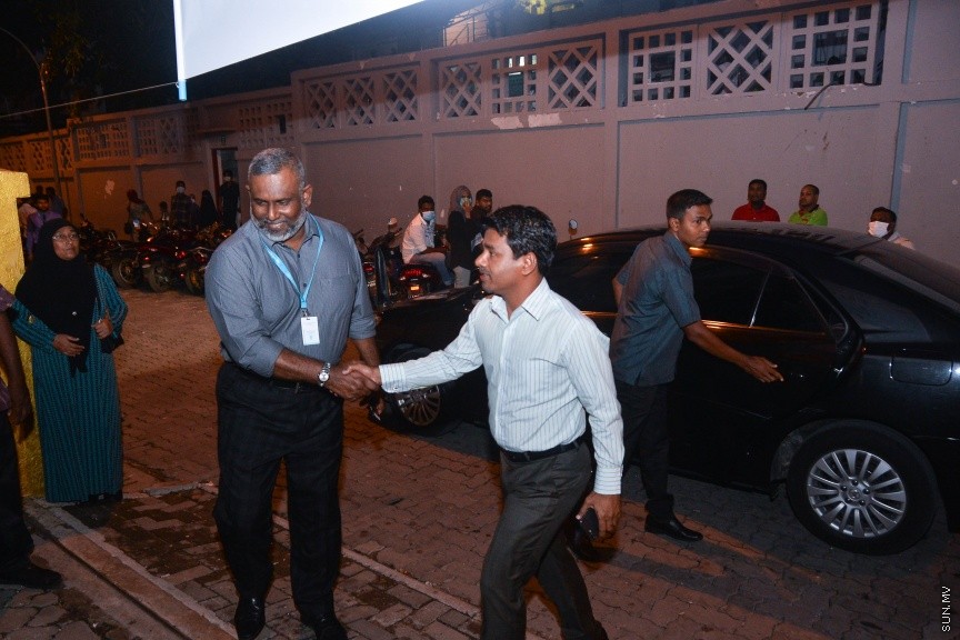 ތާޖުއްދީން ސްކޫލުގައި ގާއިމުކޮށްފައިވާ ފްލޫ ކްލިނިކަށް ޒިޔާރަތްކުރުން ---ސަން ފޮޓޯ/ މުހައްމަދު އަފްރާހް