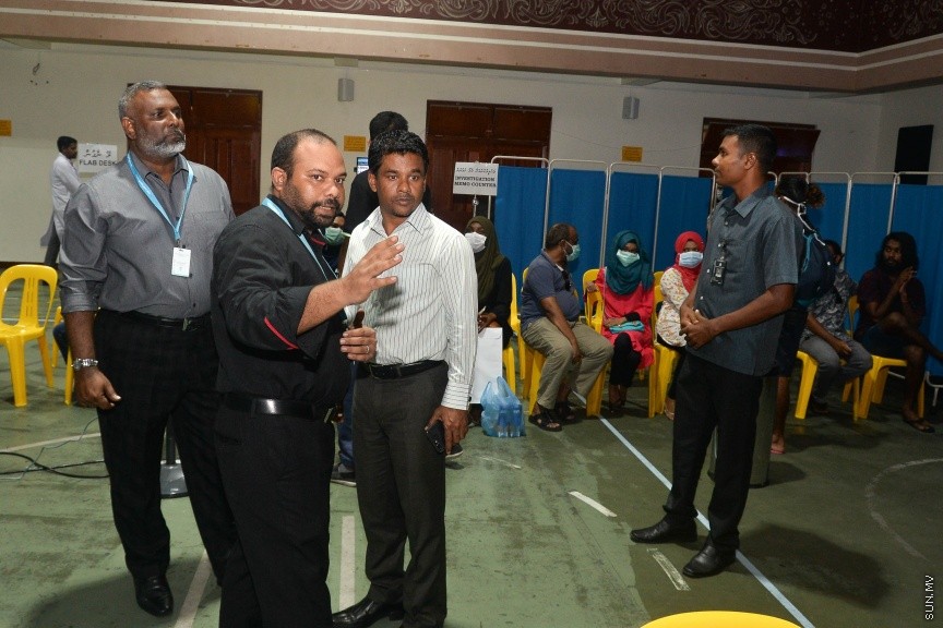 ތާޖުއްދީން ސްކޫލުގައި ގާއިމުކޮށްފައިވާ ފްލޫ ކްލިނިކަށް ޒިޔާރަތްކޮށް މަސައްކަތް ކުރިޔއަށްދާގޮތް ބައްލަވާލަނީ ---ސަން ފޮޓޯ/ މުހައްމަދު އަފްރާހް