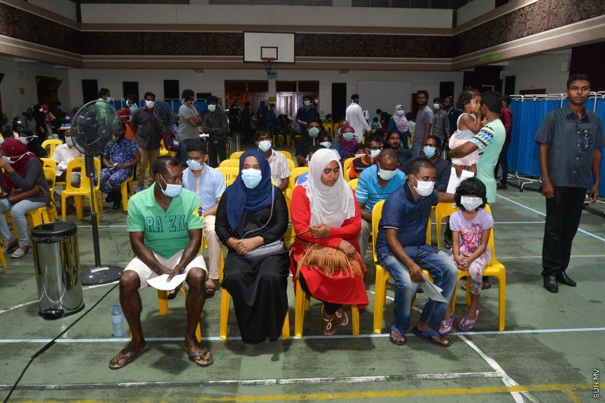 14 މާޗް 2017: ތާޖުއްދީން ސްކޫލުގައި ގާއިމުކޮށްފައިވާ ފްލޫ ކްލިނިކު: އައިޖީ އެމްއެޗްގެ ފުލޫ ކްލިނިކްގައި މީހުން ގިނަވެ ބާރު ބޮޑު ވުމުގެ ސަބަބުން ތާޖުއްދީން ސުކޫލުގައި ބަލިމީހުންނަށް ފަރުވާދެނީ---ސަން ފޮޓޯ/ މުހައްމަދު އަފްރާހް