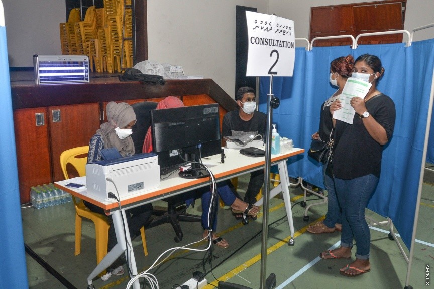 14 މާޗް 2017: ތާޖުއްދީން ސްކޫލުގައި ގާއިމުކޮށްފައިވާ ފްލޫ ކްލިނިކު: އައިޖީ އެމްއެޗްގެ ފުލޫ ކްލިނިކްގައި މީހުން ގިނަވެ ބާރު ބޮޑު ވުމުގެ ސަބަބުން ތާޖުއްދީން ސުކޫލުގައި ބަލިމީހުންނަށް ފަރުވާދެނީ---ސަން ފޮޓޯ/ މުހައްމަދު އަފްރާހް