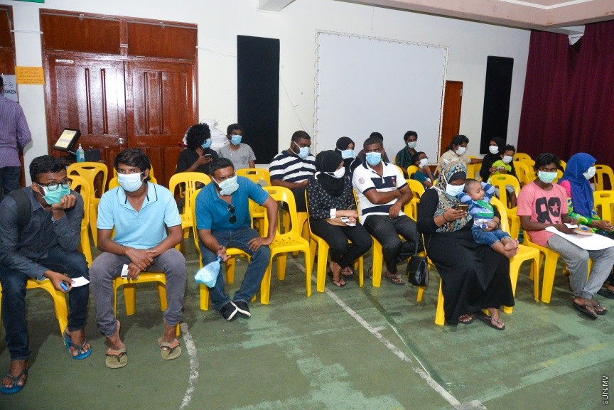 14 މާޗް 2017: ތާޖުއްދީން ސްކޫލުގައި ގާއިމުކޮށްފައިވާ ފްލޫ ކްލިނިކު: އައިޖީ އެމްއެޗްގެ ފުލޫ ކްލިނިކްގައި މީހުން ގިނަވެ ބާރު ބޮޑު ވުމުގެ ސަބަބުން ތާޖުއްދީން ސުކޫލުގައި ބަލިމީހުންނަށް ފަރުދެނީ---ސަން ފޮޓޯ/ މުހައްމަދު އަފްރާހް