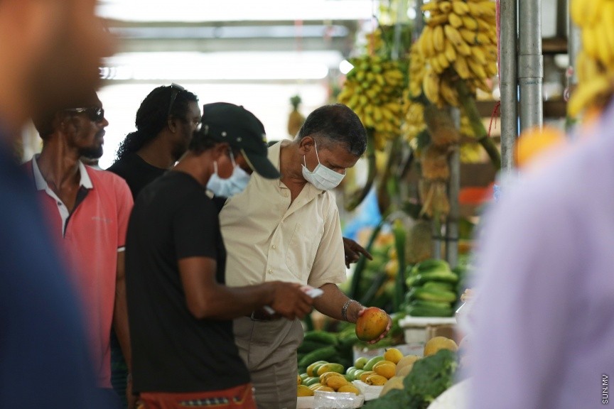16 މާޗު 2016: ލޯކަލް މާރުކޭޓުގައި މާސްކު އަޅައިގެން ތިބި ބަޔަކު: ރާއްޖެއިން މިއަދާ ހަމައަށް އެޗްވަންއެންވަންއަށް 105 މީހަކު ޕޮޒިޓިވްވެފައިވާ ކަމަށް ދައްކާ -- ސަން ފޮޓޯ/ ފަޔާޒު މޫސާ