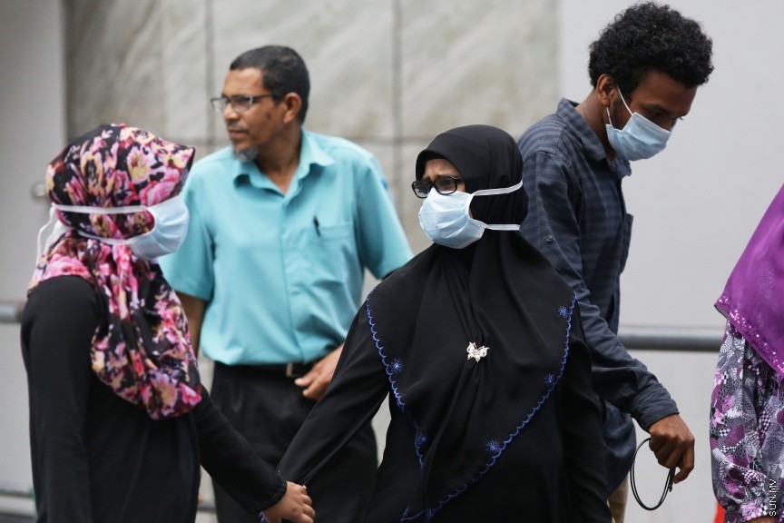 16 މާޗު 2016: މާސްކު ތިބި ބަޔަކު މަގުމަތީގައި: ރާއްޖެއިން މިއަދާ ހަމައަށް އެޗްވަންއެންވަންއަށް 105 މީހަކު ޕޮޒިޓިވްވެފައިވާ ކަމަށް ދައްކާ -- ސަން ފޮޓޯ/ ފަޔާޒު މޫސާ