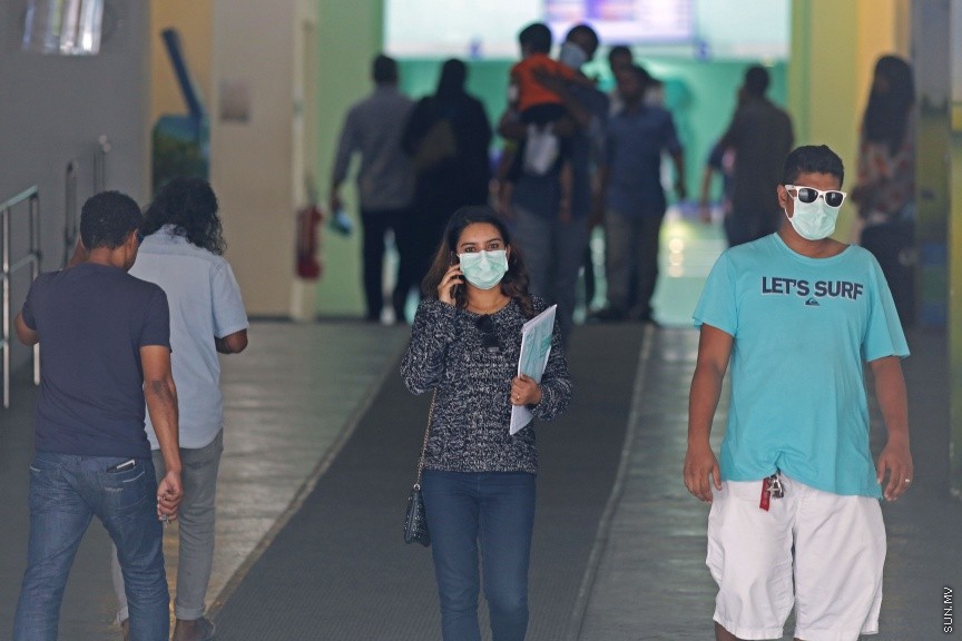 16 މާޗު 2016: އައިޖީއެމްއެޗު ސަރަހައްދުން ދެމީހަކު މާސްކު އަޅައިގެން ހިނގާފައި ދަނީ: ރާއްޖެއިން މިއަދާ ހަމައަށް އެޗްވަންއެންވަންއަށް 105 މީހަކު ޕޮޒިޓިވްވެފައިވާ ކަމަށް ދައްކާ -- ސަން ފޮޓޯ/ ފަޔާޒު މޫސާ