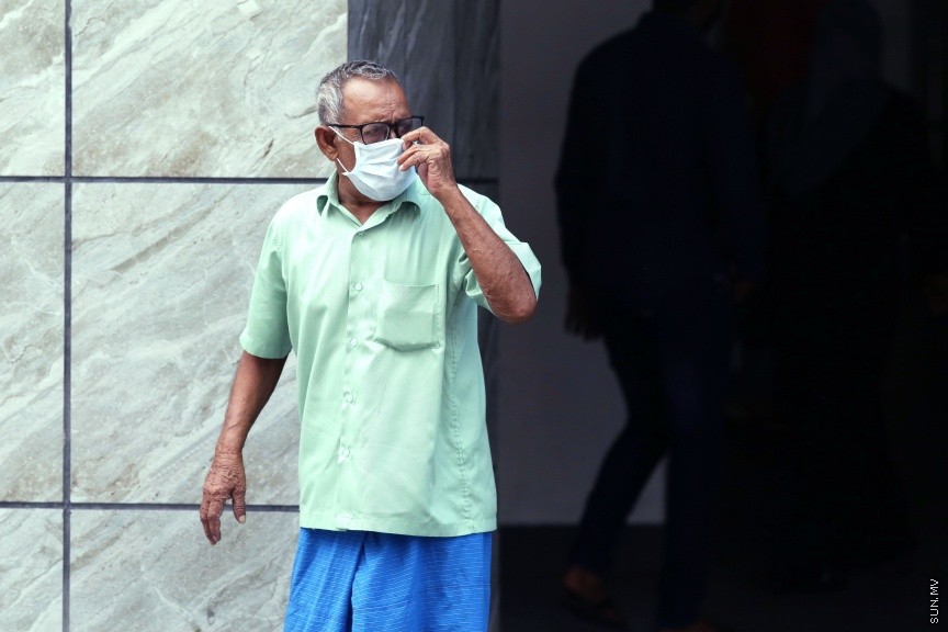 16 މާޗު 2016: އުމުރުން ދުވަސްވީ މީހަކު އައިޖީއެމްއެޗު ކައިރީގައި: ރާއްޖެއިން މިއަދާ ހަމައަށް އެޗްވަންއެންވަންއަށް 105 މީހަކު ޕޮޒިޓިވްވެފައިވާ ކަމަށް ދައްކާ -- ސަން ފޮޓޯ/ ފަޔާޒު މޫސާ
