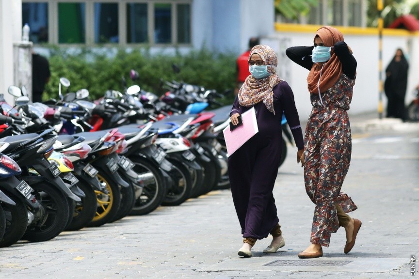 16 މާޗު 2016: އައިޖީއެމްއެޗު ސަރަހައްދުން ދެމީހަކު މާސްކު އަޅައިގެން ހިނގާފައި ދަނީ: ރާއްޖެއިން މިއަދާ ހަމައަށް އެޗްވަންއެންވަންއަށް 105 މީހަކު ޕޮޒިޓިވްވެފައިވާ ކަމަށް ދައްކާ -- ސަން ފޮޓޯ/ ފަޔާޒު މޫސާ