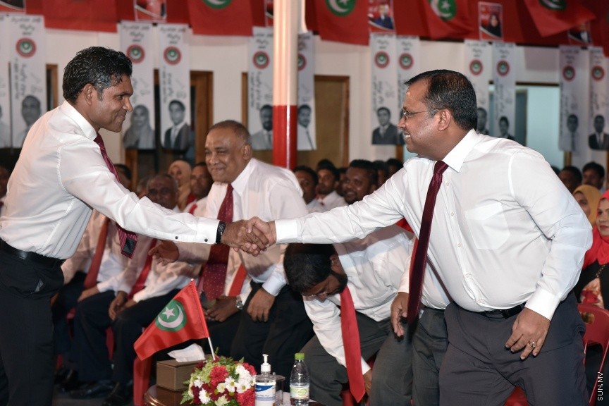 މާޗް 19، 2017: ލޯކަލް ކައުންސިލް އިންތިހާބުގައި ޖުމްހޫރީ ޕާޓީގެ ފަރާތުން ވާދަކުރާ  މެމްބަރުންނަށް ޓިކެޓް ހަވާލުކުރުމަށް ކުނޫޒް ގައި ބޭއްވި ޖަލްސާގެ ތެރެއިން -- ސަން ފޮޓޯ/ ފަޔާޒު މޫސާ