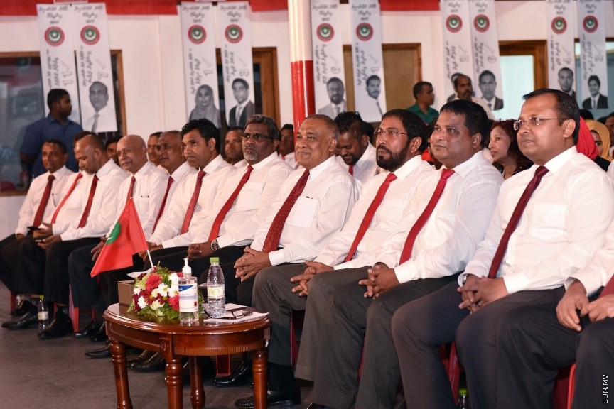 މާޗް 19، 2017: ލޯކަލް ކައުންސިލް އިންތިހާބުގައި ޖުމްހޫރީ ޕާޓީގެ ފަރާތުން ވާދަކުރާ  މެމްބަރުންނަށް ޓިކެޓް ހަވާލުކުރުމަށް ކުނޫޒް ގައި ބޭއްވި ޖަލްސާގެ ތެރެއިން -- ސަން ފޮޓޯ/ ފަޔާޒު މޫސާ