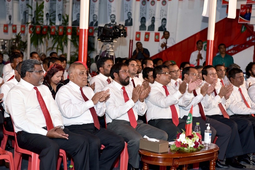 މާޗް 19، 2017: ލޯކަލް ކައުންސިލް އިންތިހާބުގައި ޖުމްހޫރީ ޕާޓީގެ ފަރާތުން ވާދަކުރާ  މެމްބަރުންނަށް ޓިކެޓް ހަވާލުކުރުމަށް ކުނޫޒް ގައި ބޭއްވި ޖަލްސާގެ ތެރެއިން -- ސަން ފޮޓޯ/ ފަޔާޒު މޫސާ