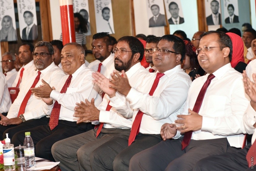 މާޗް 19، 2017: ލޯކަލް ކައުންސިލް އިންތިހާބުގައި ޖުމްހޫރީ ޕާޓީގެ ފަރާތުން ވާދަކުރާ  މެމްބަރުންނަށް ޓިކެޓް ހަވާލުކުރުމަށް ކުނޫޒް ގައި ބޭއްވި ޖަލްސާގެ ތެރެއިން -- ސަން ފޮޓޯ/ ފަޔާޒު މޫސާ