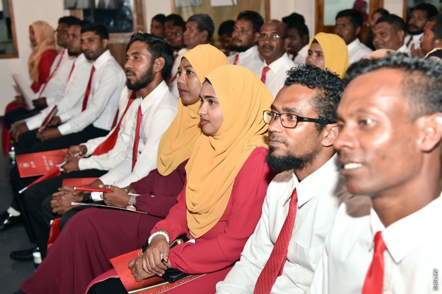 މާޗް 19، 2017: ލޯކަލް ކައުންސިލް އިންތިހާބުގައި ޖުމްހޫރީ ޕާޓީގެ ފަރާތުން ވާދަކުރާ  މެމްބަރުންނަށް ޓިކެޓް ހަވާލުކުރުމަށް ކުނޫޒް ގައި ބޭއްވި ޖަލްސާގެ ތެރެއިން -- ސަން ފޮޓޯ/ ފަޔާޒު މޫސާ