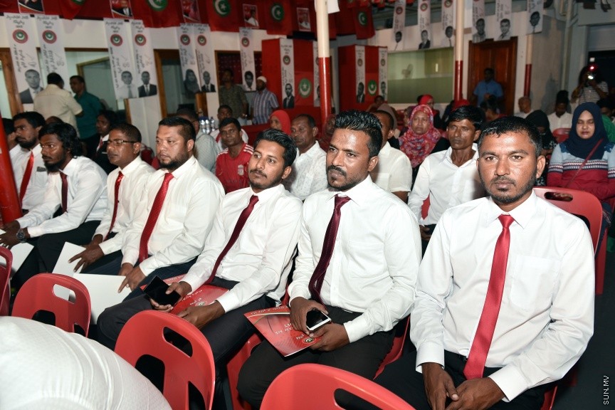 މާޗް 19، 2017: ލޯކަލް ކައުންސިލް އިންތިހާބުގައި ޖުމްހޫރީ ޕާޓީގެ ފަރާތުން ވާދަކުރާ  މެމްބަރުންނަށް ޓިކެޓް ހަވާލުކުރުމަށް ކުނޫޒް ގައި ބޭއްވި ޖަލްސާގެ ތެރެއިން -- ސަން ފޮޓޯ/ ފަޔާޒު މޫސާ