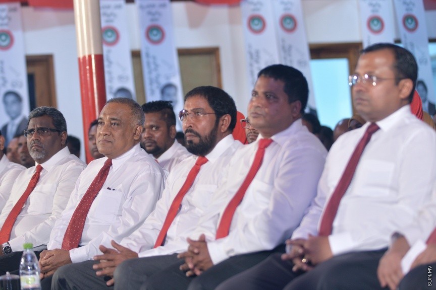މާޗް 19، 2017: ލޯކަލް ކައުންސިލް އިންތިހާބުގައި ޖުމްހޫރީ ޕާޓީގެ ފަރާތުން ވާދަކުރާ  މެމްބަރުންނަށް ޓިކެޓް ހަވާލުކުރުމަށް ކުނޫޒް ގައި ބޭއްވި ޖަލްސާގެ ތެރެއިން -- ސަން ފޮޓޯ/ ފަޔާޒު މޫސާ
