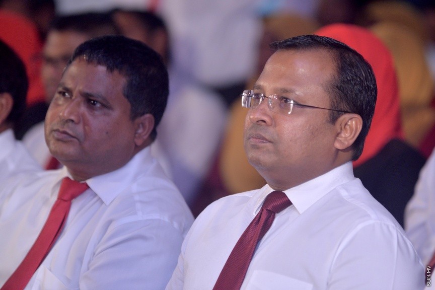 މާޗް 19، 2017: ލޯކަލް ކައުންސިލް އިންތިހާބުގައި ޖުމްހޫރީ ޕާޓީގެ ފަރާތުން ވާދަކުރާ  މެމްބަރުންނަށް ޓިކެޓް ހަވާލުކުރުމަށް ކުނޫޒް ގައި ބޭއްވި ޖަލްސާގެ ތެރެއިން -- ސަން ފޮޓޯ/ ފަޔާޒު މޫސާ