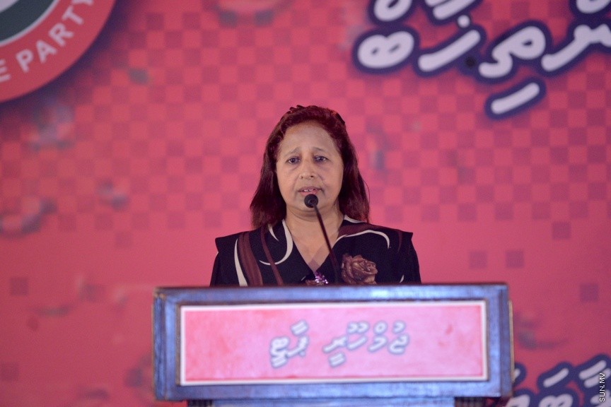 މާޗް 19، 2017: ލޯކަލް ކައުންސިލް އިންތިހާބުގައި ޖުމްހޫރީ ޕާޓީގެ ފަރާތުން ވާދަކުރާ  މެމްބަރުންނަށް ޓިކެޓް ހަވާލުކުރުމަށް ކުނޫޒް ގައި ބޭއްވި ޖަލްސާގެ ތެރެއިން -- ސަން ފޮޓޯ/ ފަޔާޒު މޫސާ