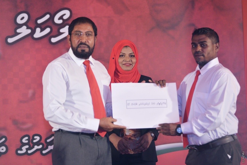 މާޗް 19، 2017: ލޯކަލް ކައުންސިލް އިންތިހާބުގައި ޖުމްހޫރީ ޕާޓީގެ ފަރާތުން ވާދަކުރާ  މެމްބަރުންނަށް ޓިކެޓް ހަވާލުކުރުމަށް ކުނޫޒް ގައި ބޭއްވި ޖަލްސާގެ ތެރެއިން -- ސަން ފޮޓޯ/ ފަޔާޒު މޫސާ