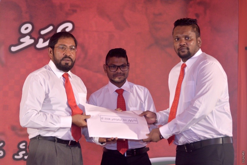 މާޗް 19، 2017: ލޯކަލް ކައުންސިލް އިންތިހާބުގައި ޖުމްހޫރީ ޕާޓީގެ ފަރާތުން ވާދަކުރާ  މެމްބަރުންނަށް ޓިކެޓް ހަވާލުކުރުމަށް ކުނޫޒް ގައި ބޭއްވި ޖަލްސާގެ ތެރެއިން -- ސަން ފޮޓޯ/ ފަޔާޒު މޫސާ