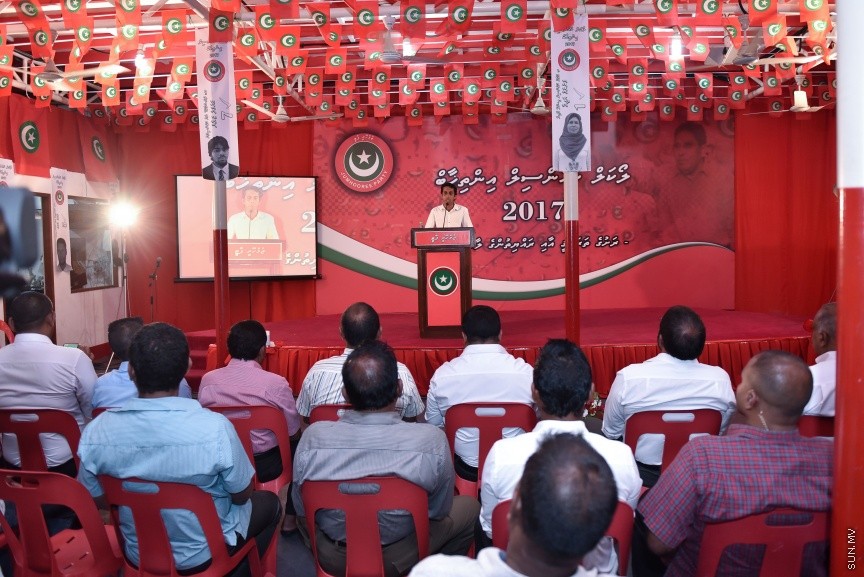 23 މާޗް 2017: ޖުމްހޫރީ ޕާޓީ އިން މިރޭ މާފަންނު ކުނޫޒުގައި ބޭއްވި ޖަލްސާގެ ތެރެއިން: މި ޖަލްސާގައި ސަރުކާރާ އިދިކޮޅު ގިނަ ބަޔަކު ވަނީ ބައިވެރިވެފަ---ސަން ފޮޓޯ/ މުހައްމަދު އަފްރާހް