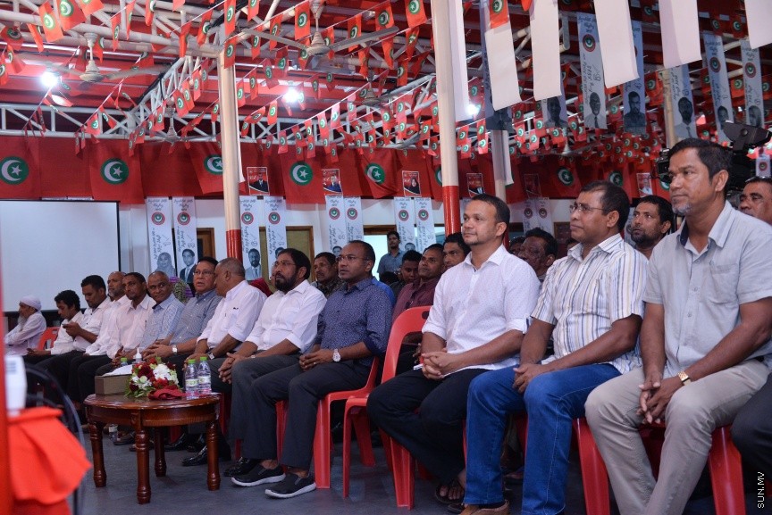 23 މާޗް 2017: ޖުމްހޫރީ ޕާޓީ އިން މިރޭ މ.ކުނޫޒުގައި ބޭއްވި ޖަލްސާގެ ތެރެއިން: މި ޖަލްސާގައި ޖުމްހޫރީޕާޓީ އާއި ސަރުކާރާ އިދިކޮޅު ގިނަ ބަޔަކު ވަނީ ބައިވެރިވެފަ---ސަން ފޮޓޯ/ މުހައްމަދު އަފްރާހް