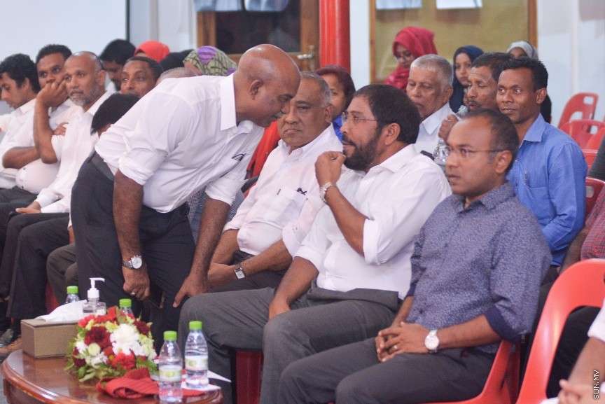 23 މާޗް 2017: ޖުމްހޫރީ ޕާޓީ އިން މިރޭ މ.ކުނޫޒުގައި ބޭއްވި ޖަލްސާގެ ތެރެއިން: މި ޖަލްސާގައި ޖުމްހޫރީޕާޓީ އާއި ސަރުކާރާ އިދިކޮޅު ގިނަ ބަޔަކު ވަނީ ބައިވެރިވެފަ---ސަން ފޮޓޯ/ މުހައްމަދު އަފްރާހް