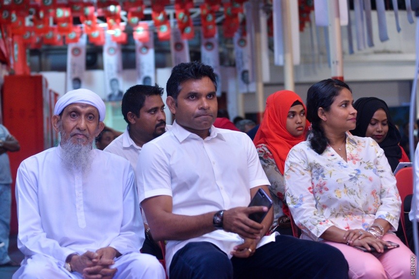 23 މާޗް 2017: ޖުމްހޫރީޕާޓީ އިން މިރޭ މ.ކުނޫޒުގައި ބޭއްވި ޖަލްސާގެ ތެރެއިން: މި ޖަލްސާގައި ޖުމްހޫރީޕާޓީ އާއި ސަރުކާރާ އިދިކޮޅު ގިނަ ބަޔަކު ވަނީ ބައިވެރިވެފަ---ސަން ފޮޓޯ/ މުހައްމަދު އަފްރާހް