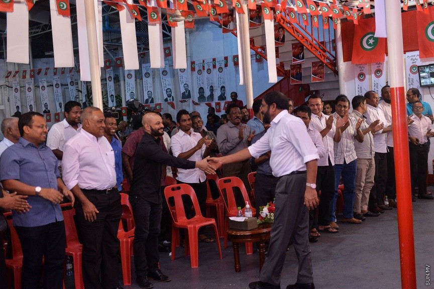 23 މާޗް 2017: ޖުމްހޫރީޕާޓީ އިން މިރޭ މ.ކުނޫޒުގައި ބޭއްވި ޖަލްސާގެ ތެރެއިން: މި ޖަލްސާގައި ޖުމްހޫރީޕާޓީ އާއި ސަރުކާރާ އިދިކޮޅު ގިނަ ބަޔަކު ވަނީ ބައިވެރިވެފަ---ސަން ފޮޓޯ/ މުހައްމަދު އަފްރާހް