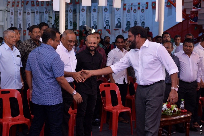 23 މާޗް 2017: ޖުމްހޫރީޕާޓީ އިން މިރޭ މ.ކުނޫޒުގައި ބޭއްވި ޖަލްސާގެ ތެރެއިން: މި ޖަލްސާގައި ޖުމްހޫރީޕާޓީ އާއި ސަރުކާރާ އިދިކޮޅު ގިނަ ބަޔަކު ވަނީ ބައިވެރިވެފަ---ސަން ފޮޓޯ/ މުހައްމަދު އަފްރާހް