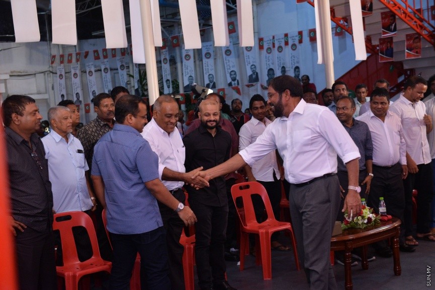 23 މާޗް 2017: ޖުމްހޫރީޕާޓީ އިން މިރޭ މ.ކުނޫޒުގައި ބޭއްވި ޖަލްސާގެ ތެރެއިން: މި ޖަލްސާގައި ޖުމްހޫރީޕާޓީ އާއި ސަރުކާރާ އިދިކޮޅު ގިނަ ބަޔަކު ވަނީ ބައިވެރިވެފަ---ސަން ފޮޓޯ/ މުހައްމަދު އަފްރާހް