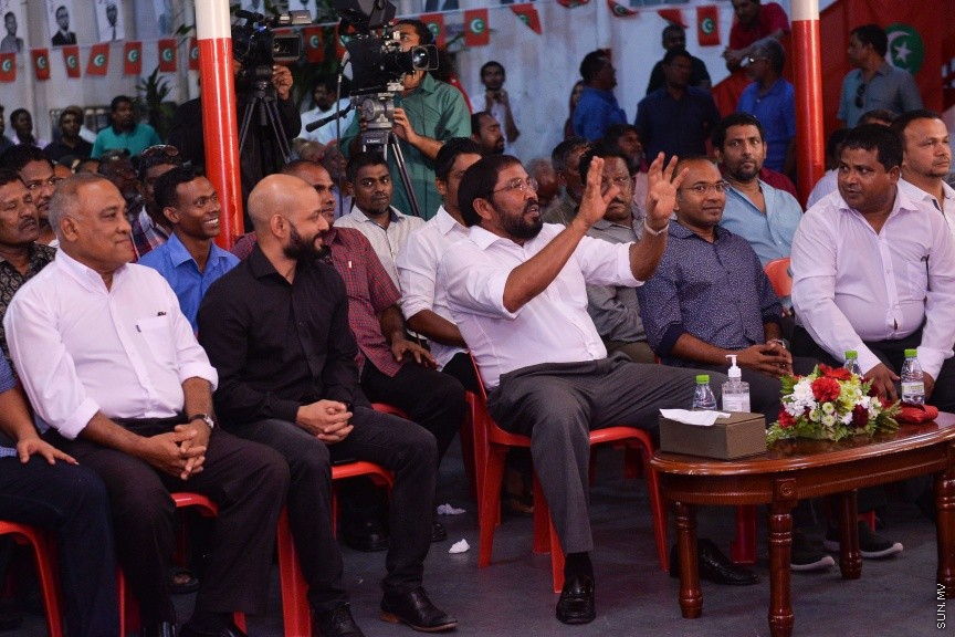 23 މާޗް 2017: ޖުމްހޫރީޕާޓީ އިން މިރޭ މ.ކުނޫޒުގައި ބޭއްވި ޖަލްސާގެ ތެރެއިން: މި ޖަލްސާގައި ޖުމްހޫރީޕާޓީ އާއި ސަރުކާރާ އިދިކޮޅު ގިނަ ބަޔަކު ވަނީ ބައިވެރިވެފަ---ސަން ފޮޓޯ/ މުހައްމަދު އަފްރާހް