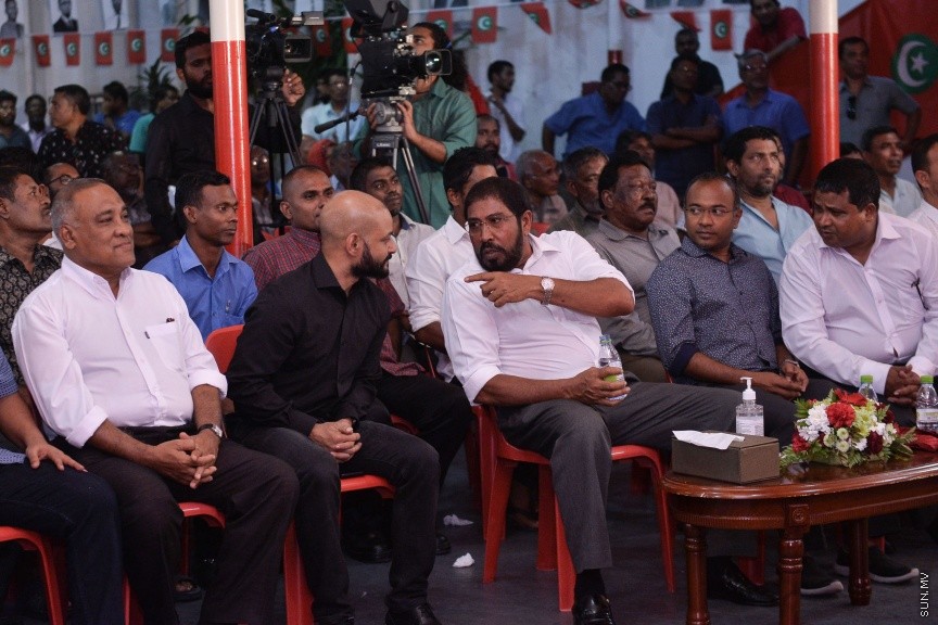 23 މާޗް 2017: ޖުމްހޫރީޕާޓީ އިން މިރޭ މ.ކުނޫޒުގައި ބޭއްވި ޖަލްސާގެ ތެރެއިން: މި ޖަލްސާގައި ޖުމްހޫރީޕާޓީ އާއި ސަރުކާރާ އިދިކޮޅު ގިނަ ބަޔަކު ވަނީ ބައިވެރިވެފަ---ސަން ފޮޓޯ/ މުހައްމަދު އަފްރާހް