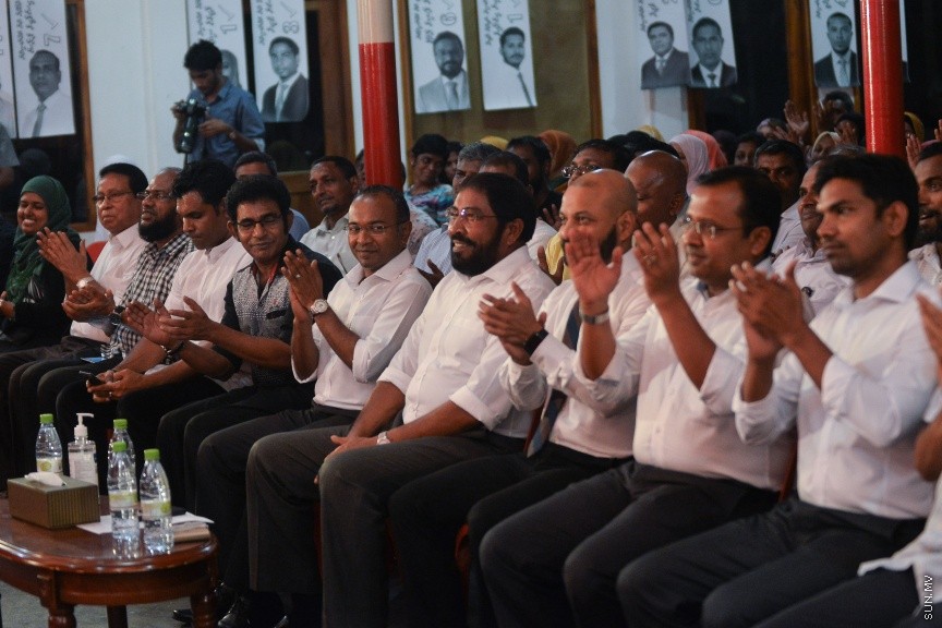 24 މާޗް 2017: ސަރުކާރާ އިދިކޮޅު ޕާޓީތައް ގުޅިގެން ޖޭޕީގެ މައި ޖަގަހަ، މ. ކުނޫޒު ގައި ބޭއްވި ޖަލްސާގެ ތެރެއިން---ސަން ފޮޓޯ/ މުހައްމަދު އަފްރާހް 