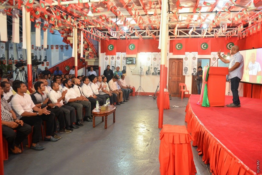 24 މާޗް 2017: ސަރުކާރާ އިދިކޮޅު ޕާޓީތައް ގުޅިގެން ޖޭޕީގެ މައި ޖަގަހަ، މ. ކުނޫޒު ގައި ބޭއްވި ޖަލްސާގެ ތެރެއިން---ސަން ފޮޓޯ/ މުހައްމަދު އަފްރާހް 