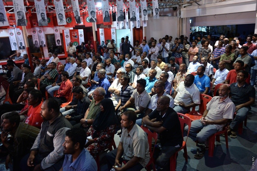 24 މާޗް 2017: ސަރުކާރާ އިދިކޮޅު ޕާޓީތައް ގުޅިގެން ޖޭޕީގެ މައި ޖަގަހަ، މ. ކުނޫޒު ގައި ބޭއްވި ޖަލްސާގެ ތެރެއިން---ސަން ފޮޓޯ/ މުހައްމަދު އަފްރާހް 